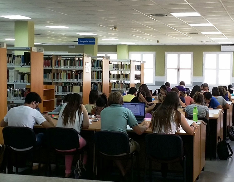 biblioteca sala de estudios