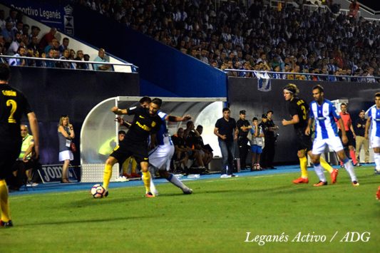 Dura pugna entre Leganés y Atleti en Butarque.