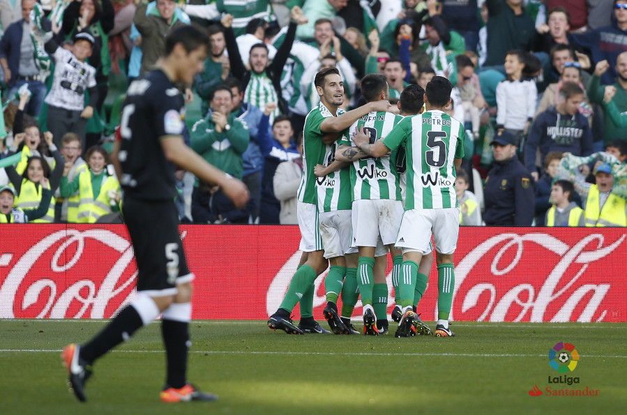 El Betis celebra el gol de la victoria ante el Lega.