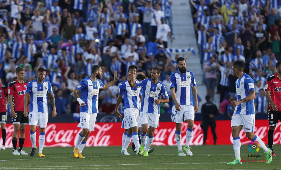 Los jugadores del Lega, contentos tras su empate frente al Alavés.