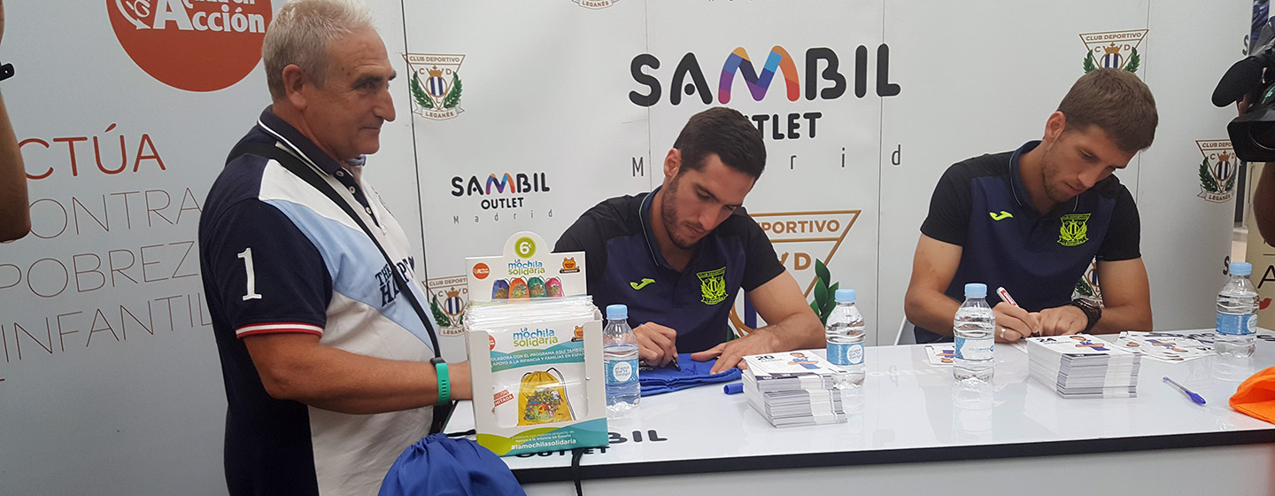 Jugadores-firmando-las-mochilas-solidarias