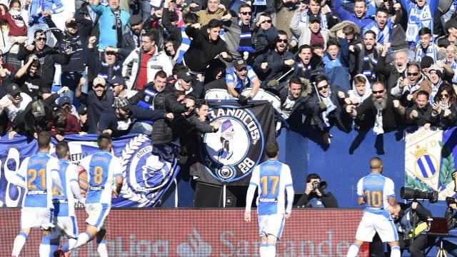 Aficionados del Leganés celebran el gol en Butarque