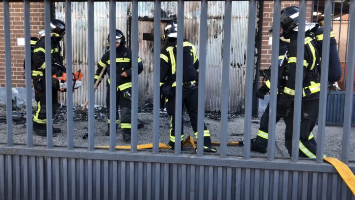 bomberos en un incendio