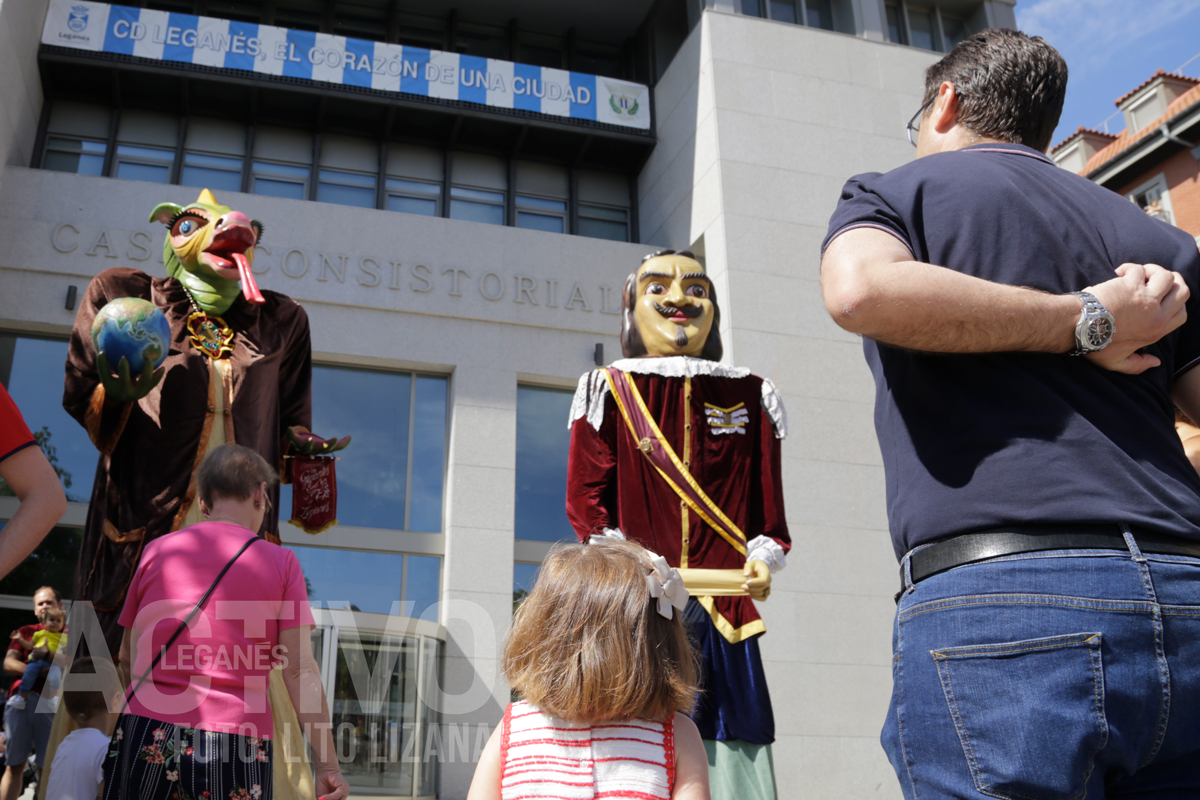 niña mirando a los gigantes de leganes