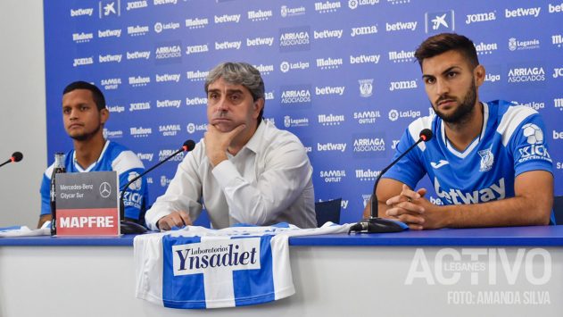 Rosales y Navarro, junto a Txema Indias en la presentación. Amanda Silva