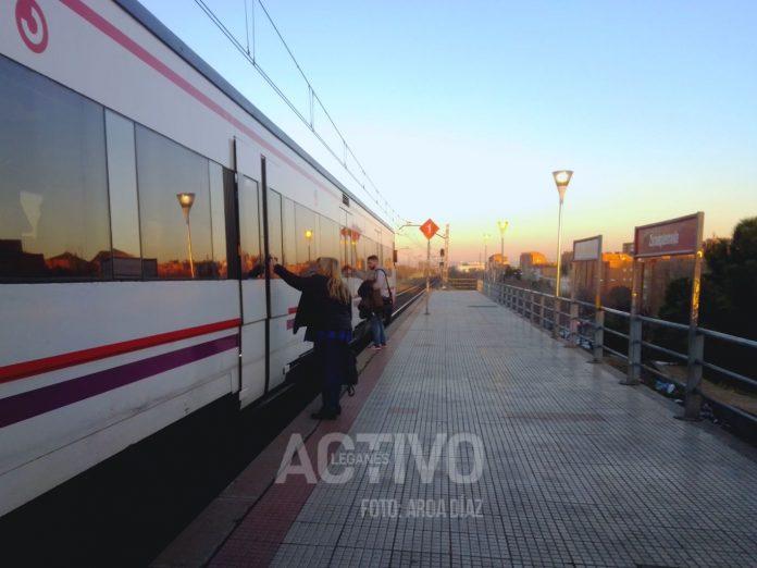 Viajeros entrado en el tren de Cercanías Renfe en Zarzaquemada