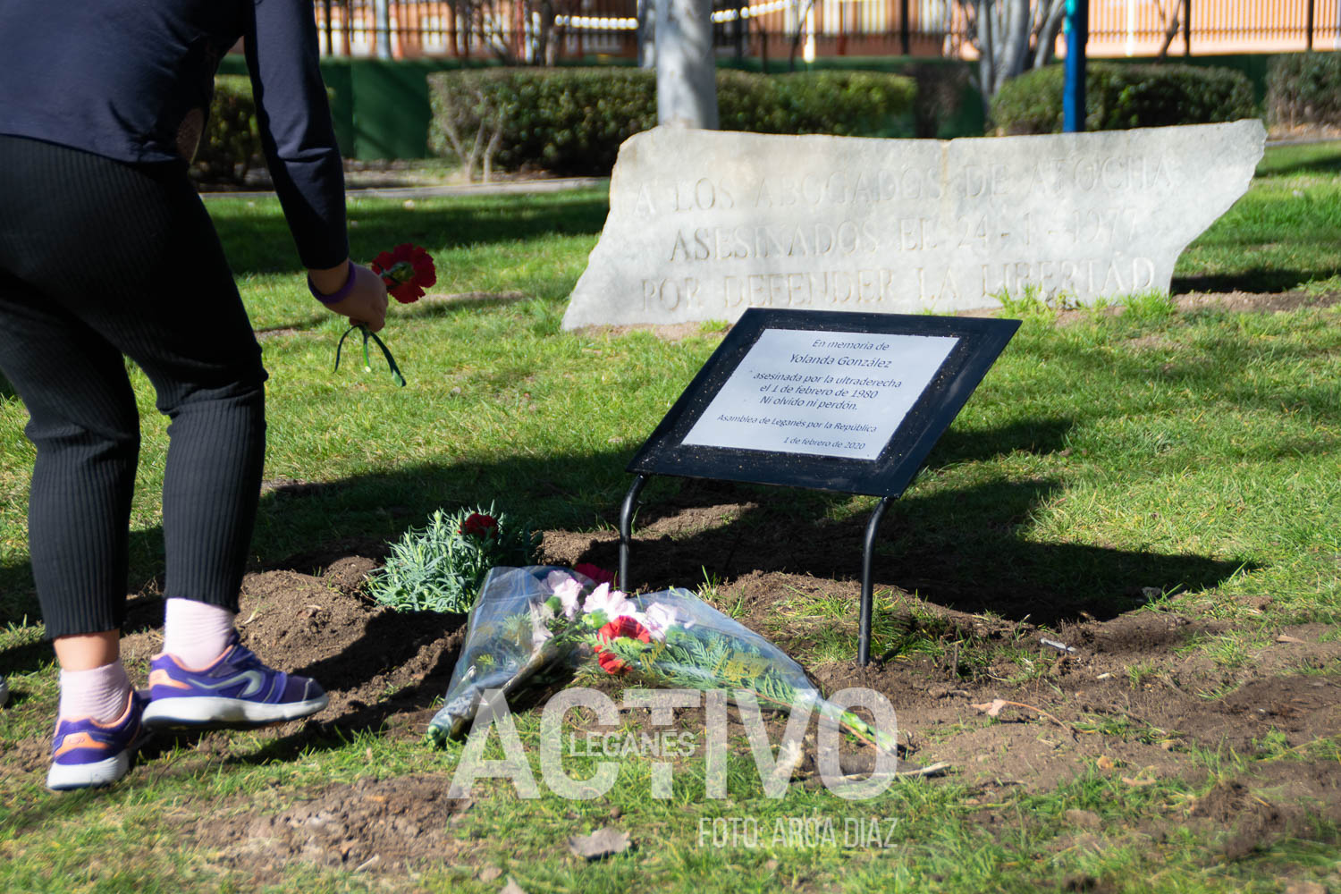 Ofrenda de rosas a la placa de Yolanda González