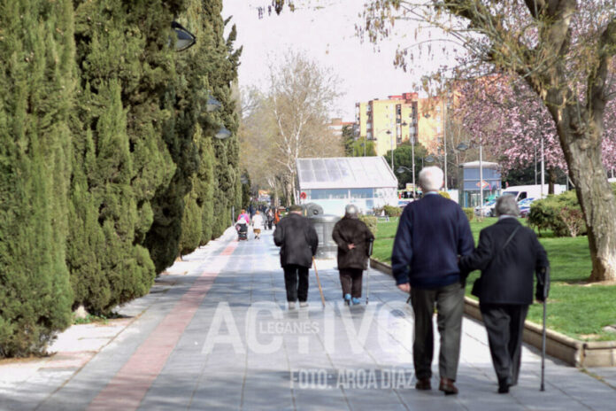 mayores leganes pasean