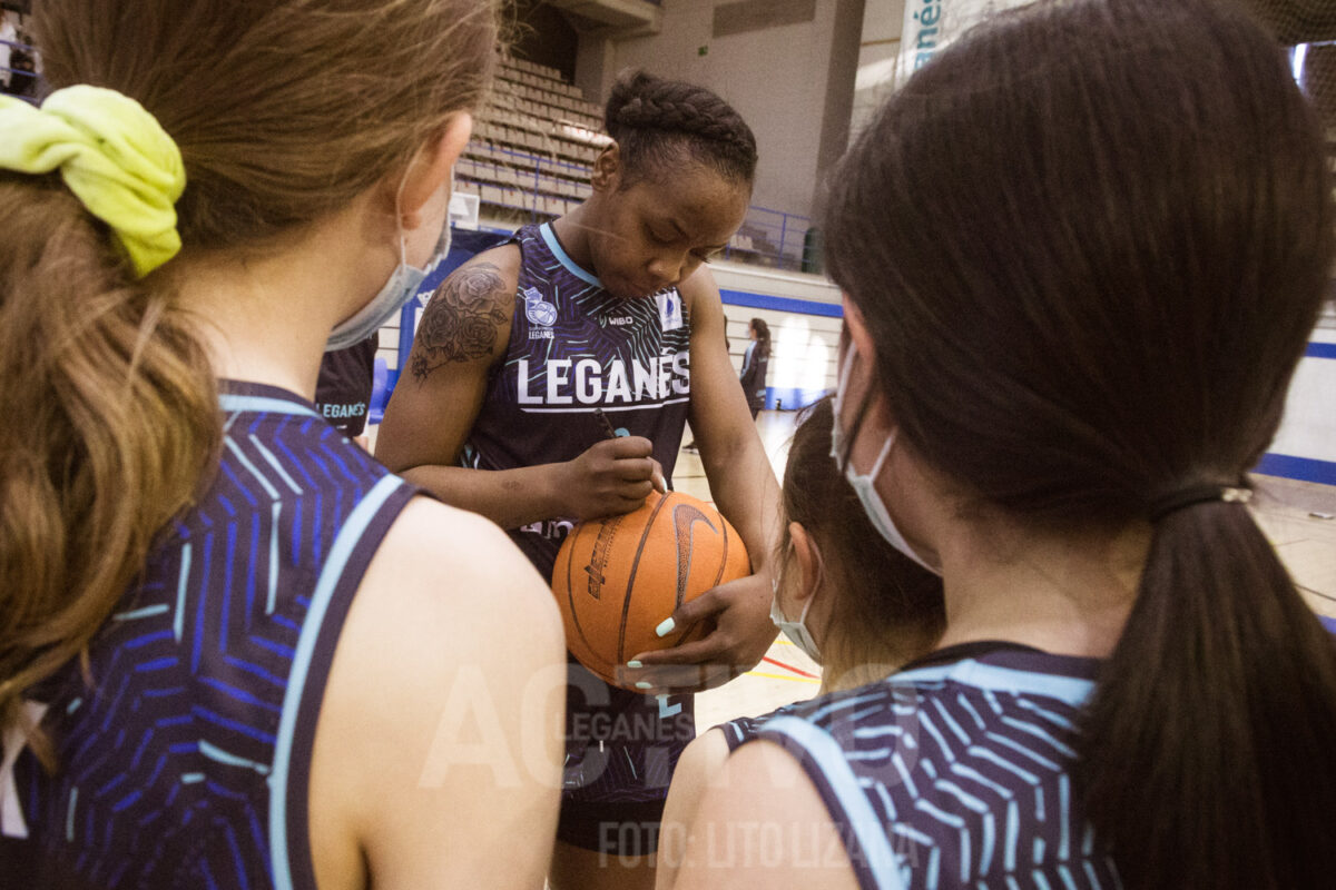 imane tate baloncesto leganes firma un balon