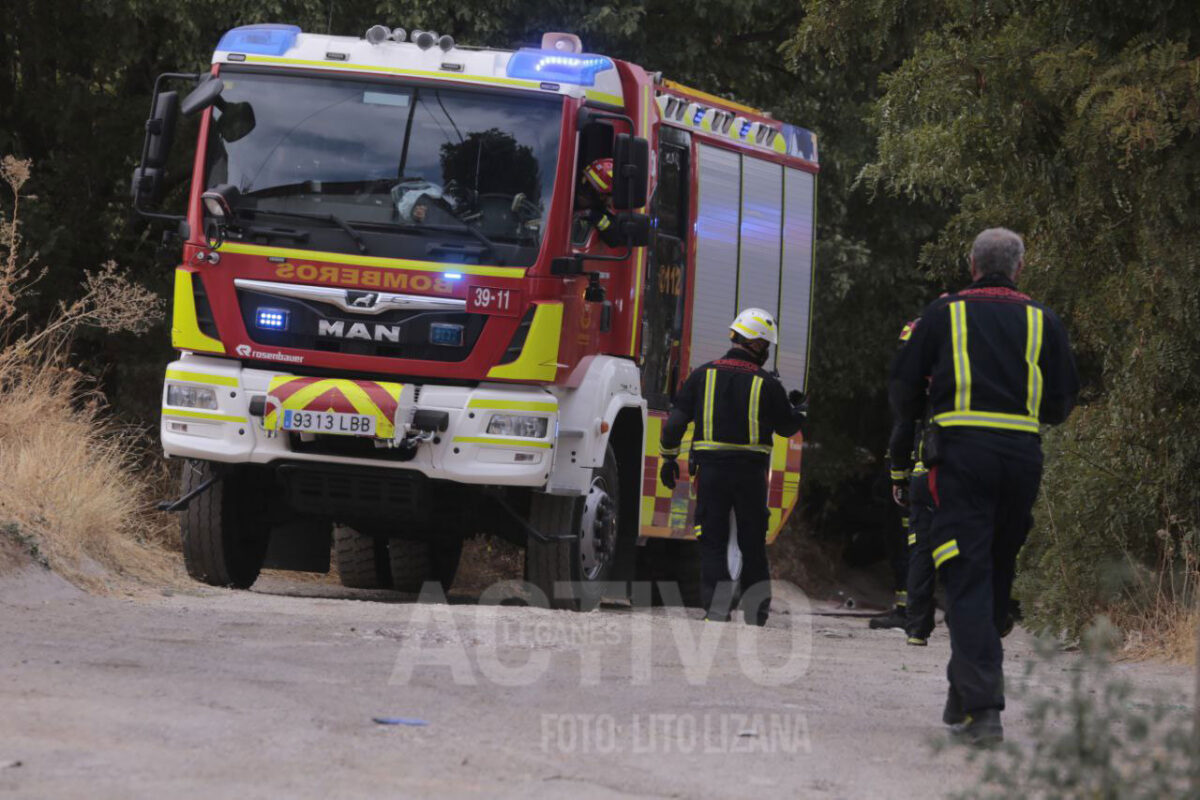 bomberos en un incendio de chatarra