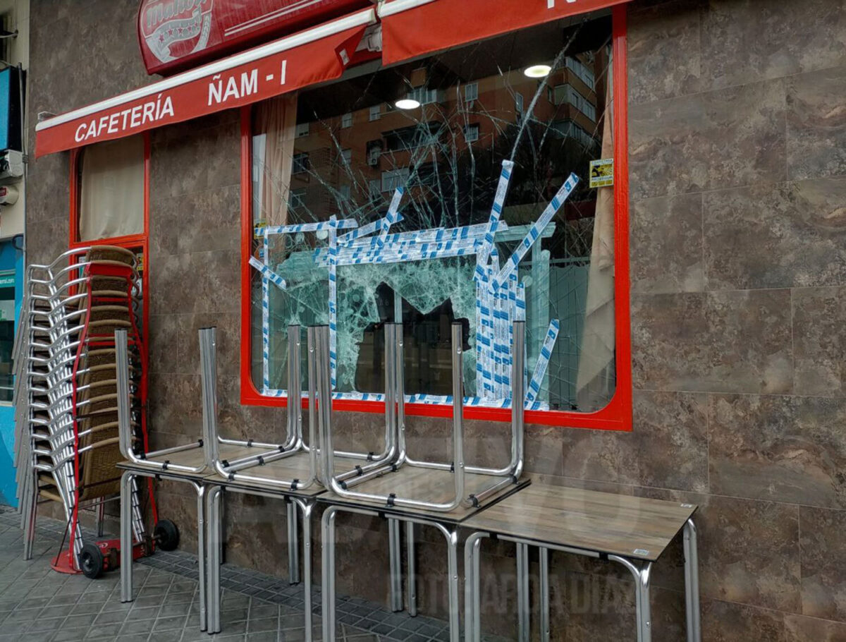 fachada del ñam con los cristales rotos