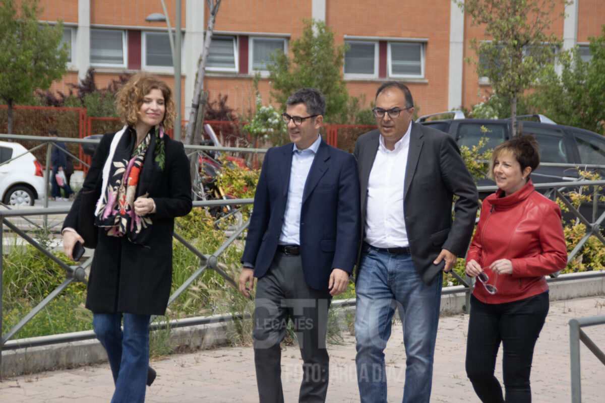 (De izq a der) Hanna Yaloul, Félix Bolaños, Santiago Llorente y Laura Oliva en el barrio Puerta de Fuenlabrada.