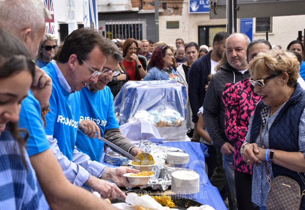 Miguel Ángel Recuenco y Pedro Corral ayudan en el reparto de paella tras el mitin en La Fortuna. Foto: Amanda Silva