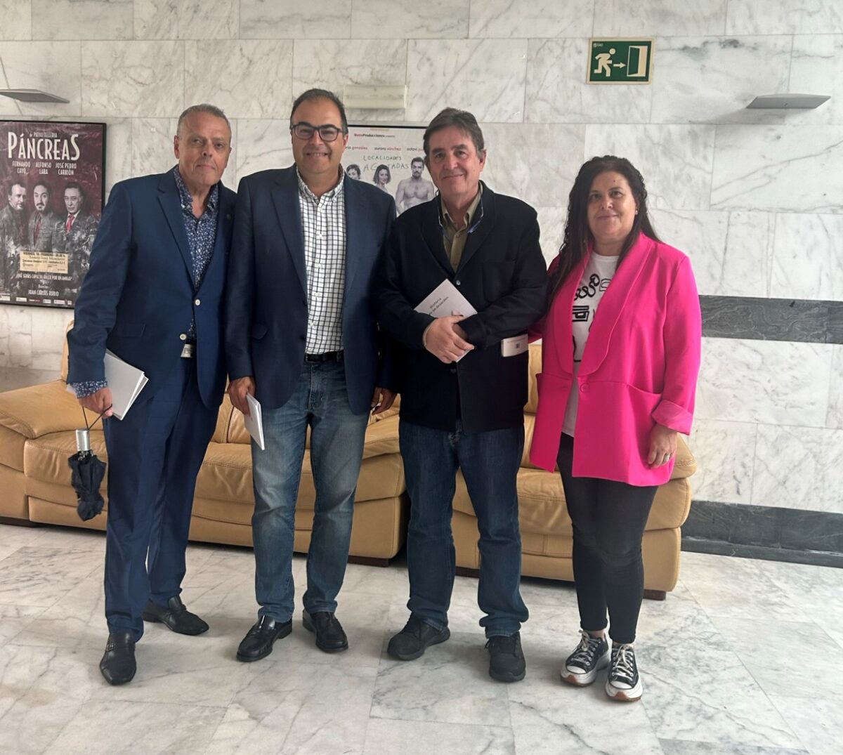 Encuentro de las autoridades con Luis García Montero.