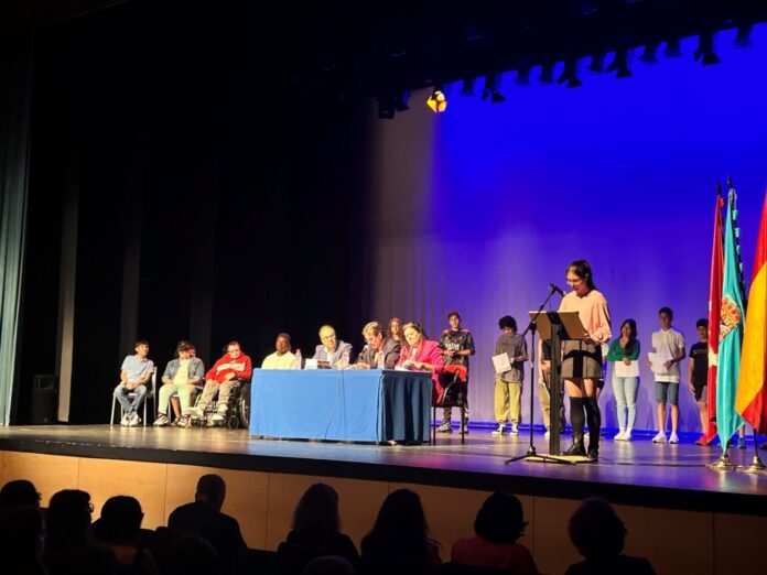 Encuentro de alumnos de secundaria con Luis García Montero.