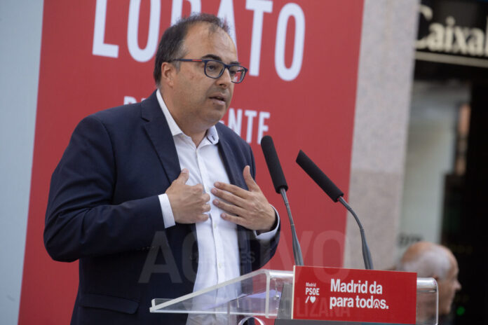 Santiago Llorente durante un mitin en Plaza España de Leganés