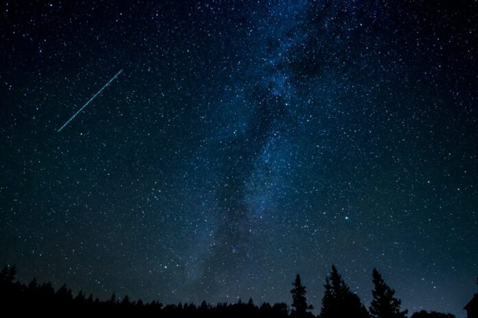 cielo nocturno estrella fugaz
