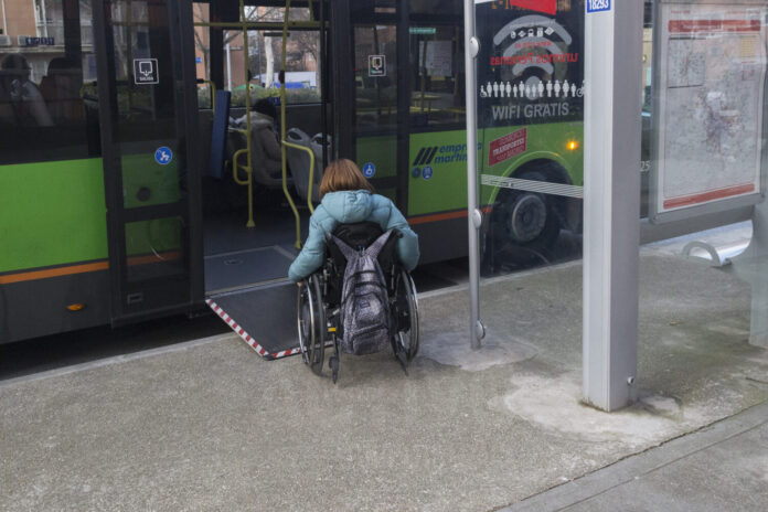 accesibilidad rampa autobus silla de ruedas diversidad funcional