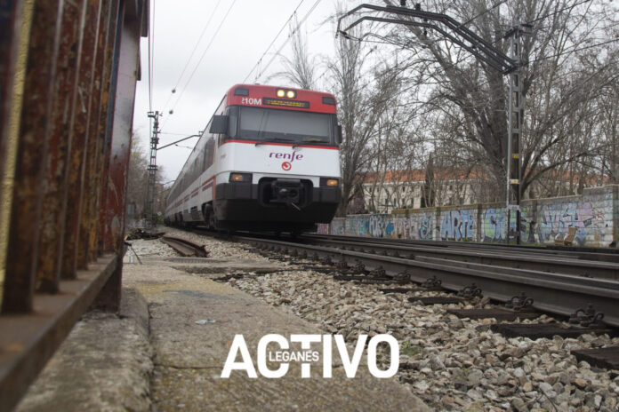 tren cercanias transporte publico paso tragacamiones