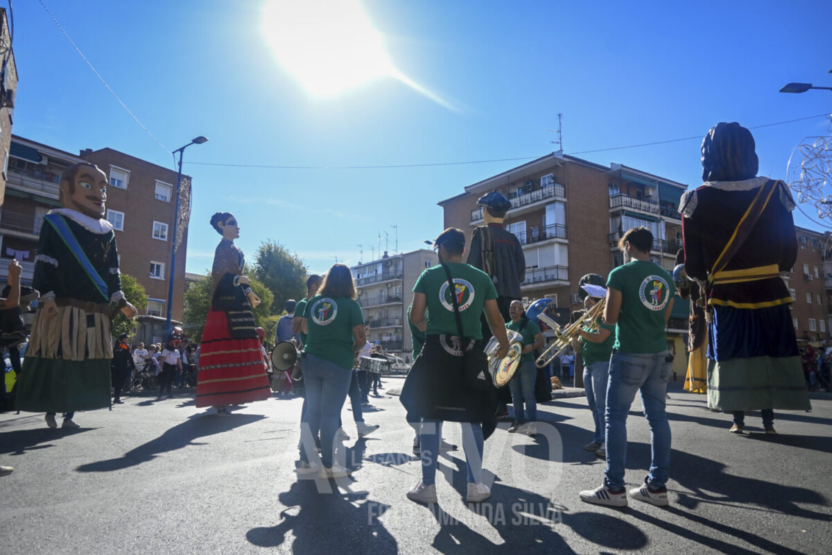 desfile gigantes cabezudos 2024