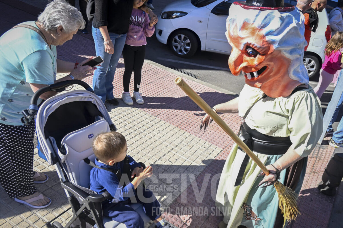 desfile gigantes cabezudos 2024