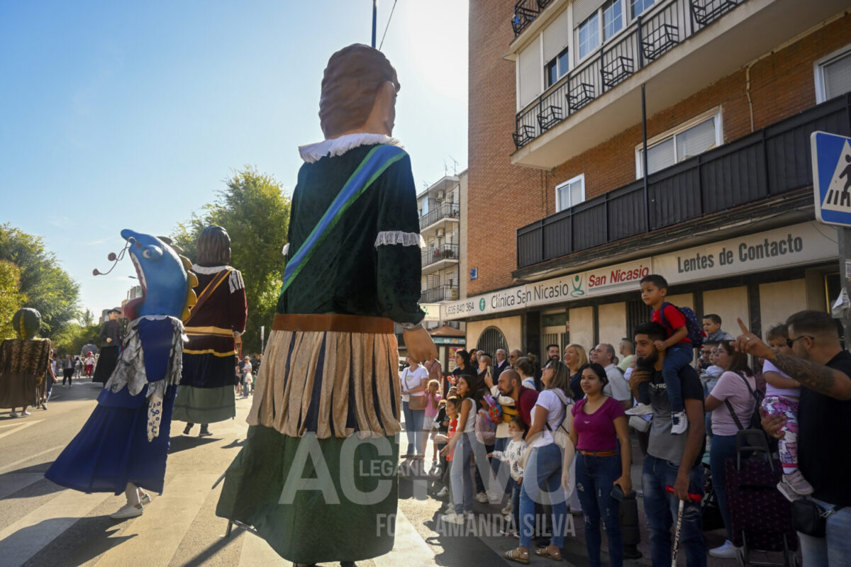 desfile gigantes cabezudos 2024