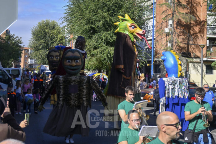 desfile gigantes cabezudos 2024