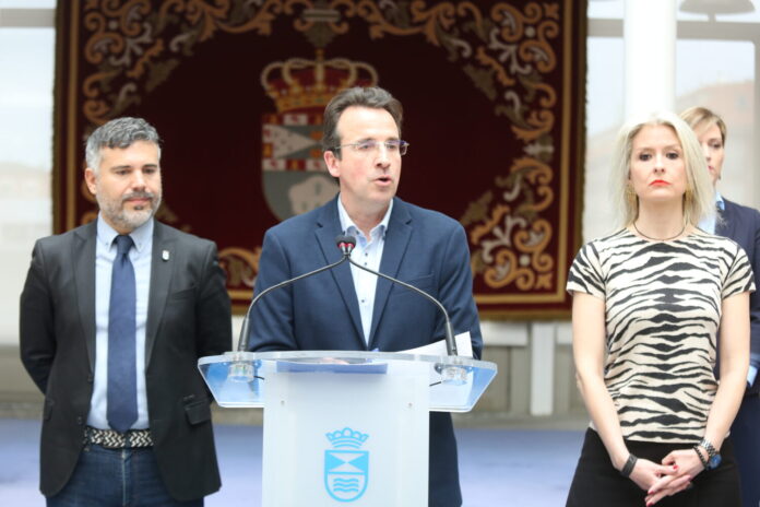 Carlos Delgado (ULEG), Miguel Angel Recuenco (PP) y María Estevez (PP)