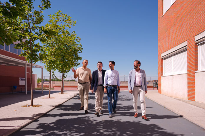 Emilio Viciana (consejero de Educación) visita el IES Rafael Fruhbeck