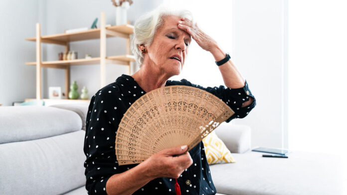 mujer calma calor abanico