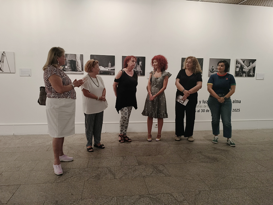 Presentación de "Tinta y luz. Espejos del alma" 
Se ve a varias mujeres, dos de las protagonistas de los relatos, la fotógrafa, Isabel Garrido y las concejalas de cultura, Mercedes Neria y de Igualdad, Almudena Jiménez